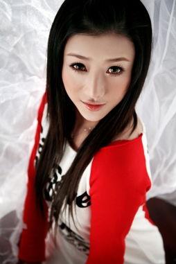 何雨檬资料,才华横溢的年轻艺术家，绽放独特光彩